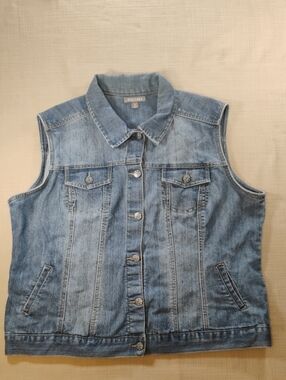 Roz & Ali Light Blue Denim Vest Star-embossed Metallic Buttons